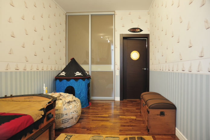 Wengefarbene Innentüren in einem Kinderzimmer