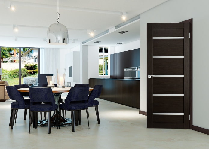 wengefarbene Türen im Küche-Esszimmer im modernen Stil