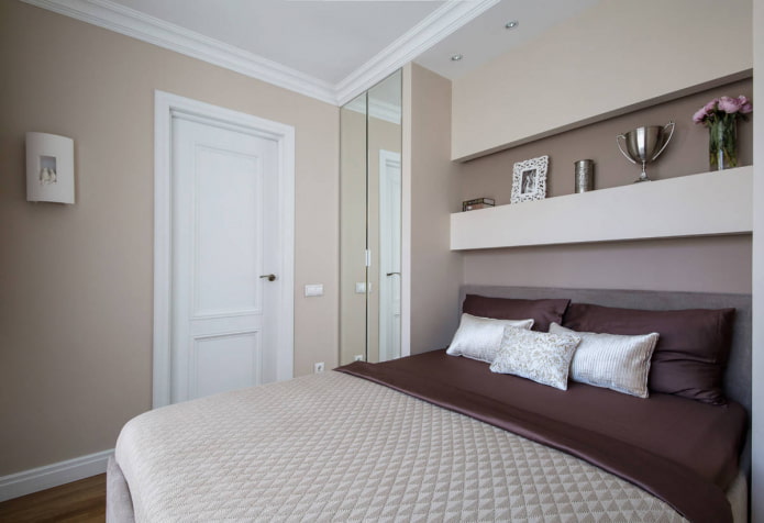 Schlafzimmer mit Spiegelschrank