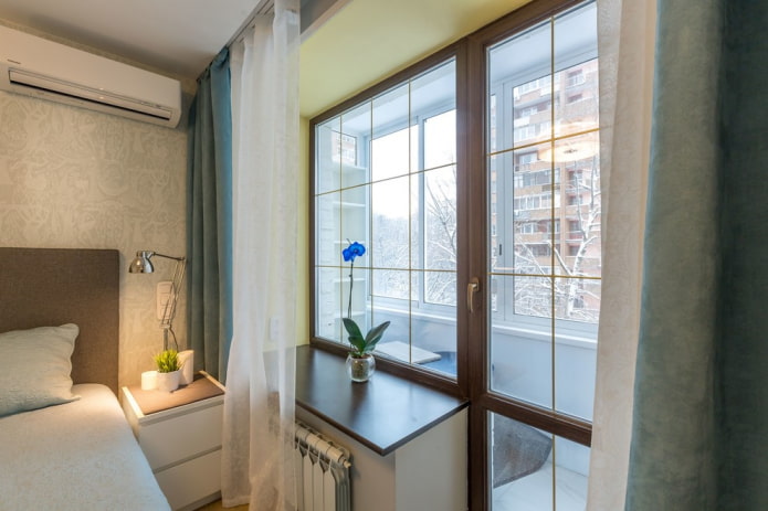Schlafzimmer in einem Zimmer mit Balkon
