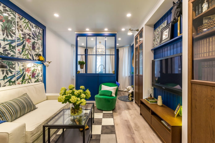 Wohnzimmer mit blauem Bildschirm