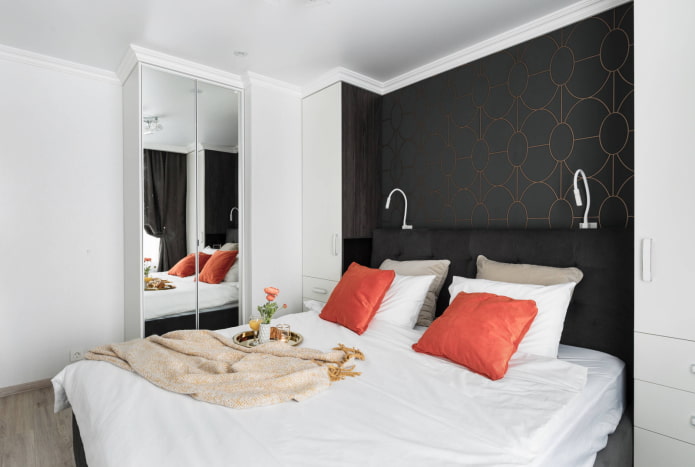 Schlafzimmer mit Spiegelschrank