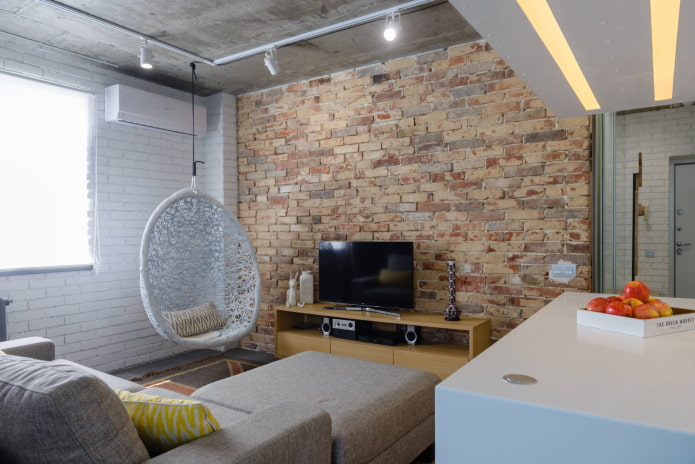 Wohnzimmer in einem Chruschtschow-Gebäude im Loft-Stil