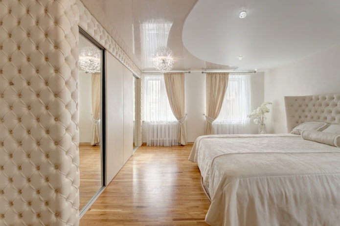 Zweifarbige Spanndecke im Schlafzimmer