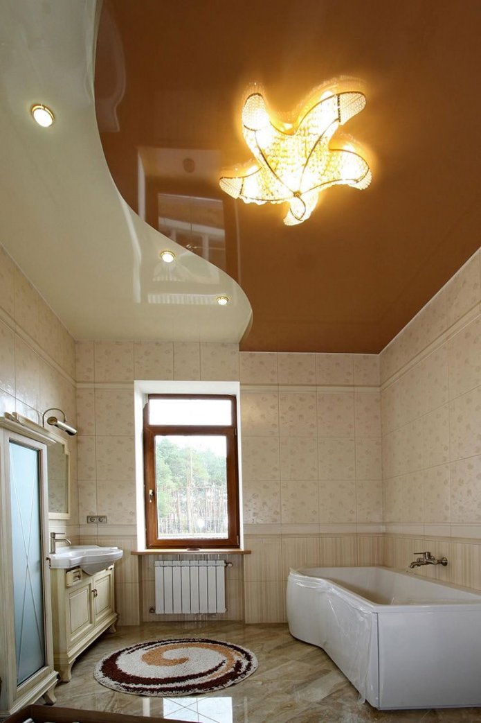 Zweifarbige Decke im Badezimmer
