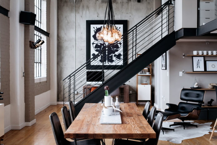 Innenansicht einer zweistöckigen Wohnung im Loft-Stil