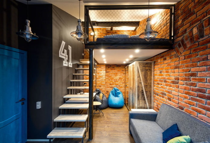 Innenansicht einer zweistöckigen Wohnung im Loft-Stil