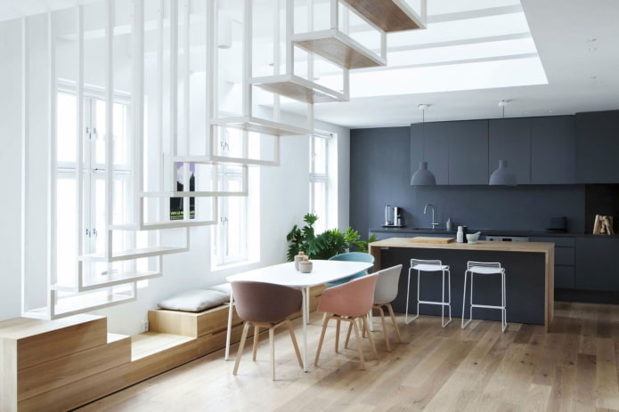 Innenraum einer zweistöckigen Wohnung im minimalistischen Stil
