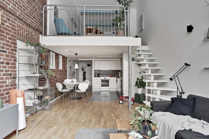 Innenraum einer zweistöckigen Wohnung im Loft-Stil