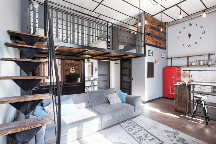 Innenraum einer zweistöckigen Wohnung in Loft-Stil