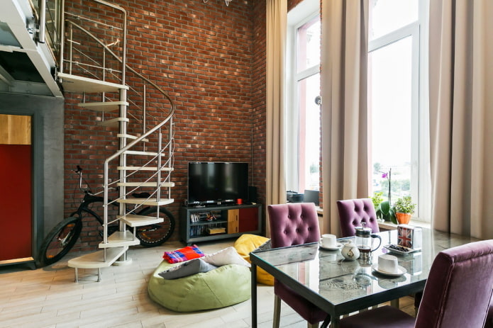 Innenraum einer zweistöckigen Wohnung im Loft-Stil