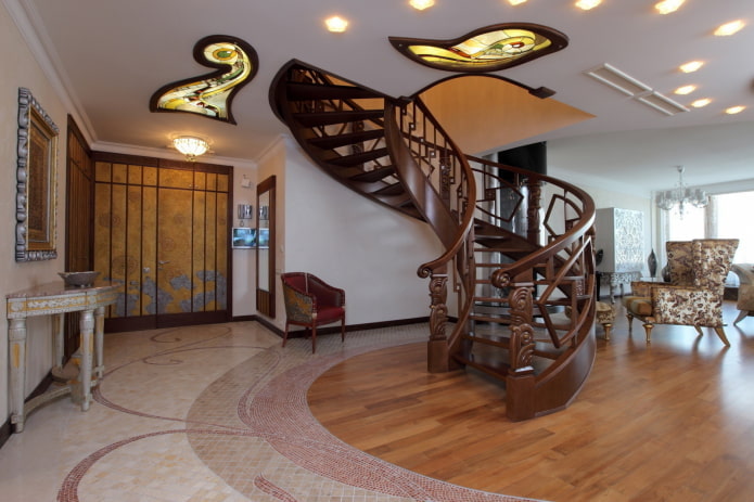 Treppendesign im Inneren einer zweistöckigen Wohnung