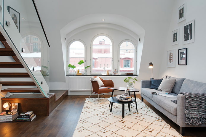 Innenansicht einer zweistöckigen Wohnung im skandinavischen Stil