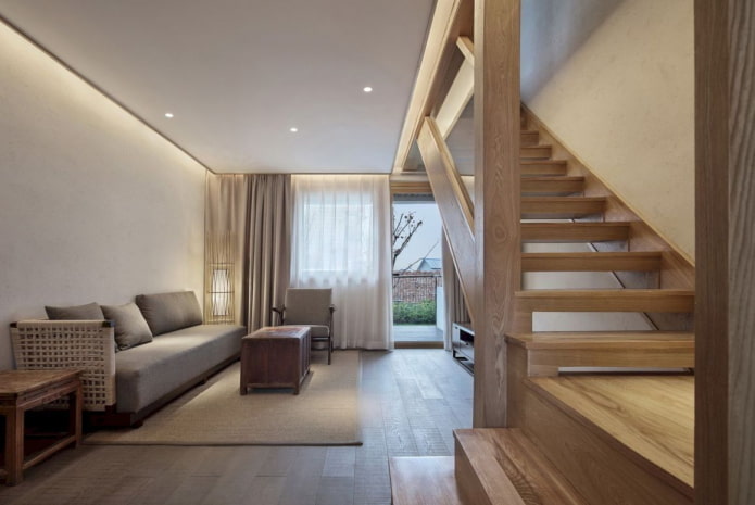 Treppenhausdesign im Inneren einer zweistöckigen Wohnung