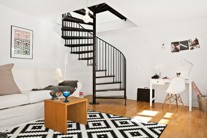 Innenansicht einer zweistöckigen Wohnung im skandinavischen Stil