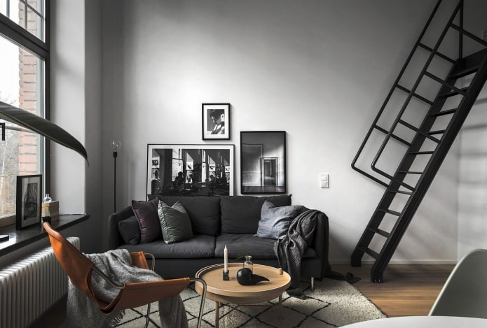 Innenansicht einer zweistöckigen Wohnung im skandinavischen Stil