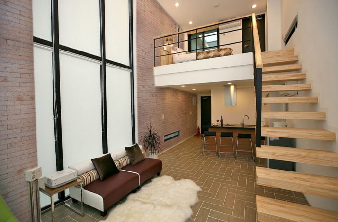 Treppenhausdesign im Inneren einer zweistöckigen Wohnung