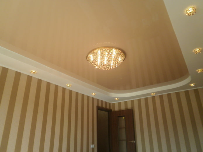 Zweistöckige Spanndecke in Weiß und Beige