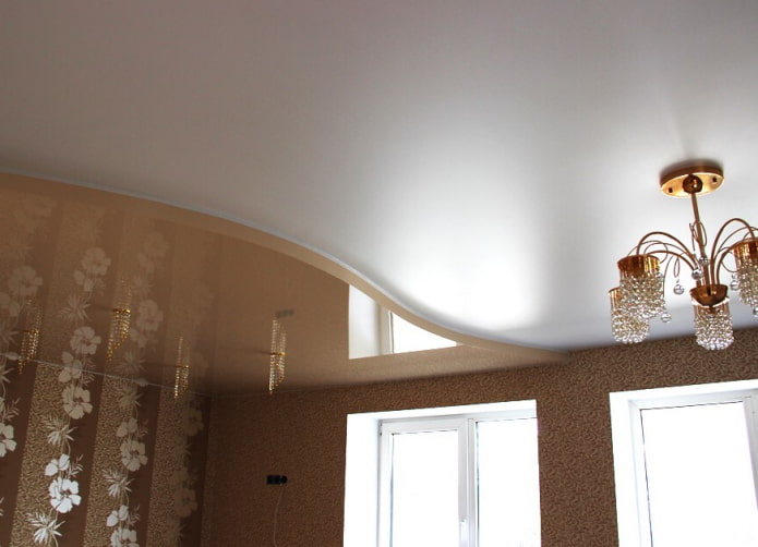 Zweistöckige Spanndecke in Weiß und Beige