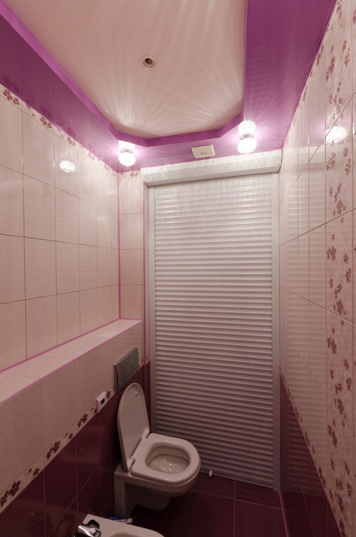 Zweistufige Spanndecke in der Toilette
