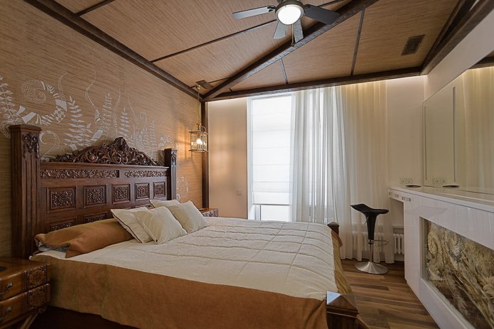 Doppeltes geschnitztes Bett im Innenraum