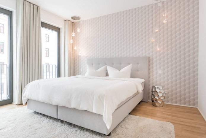 Doppelbett mit weicher Rückenlehne im Inneren