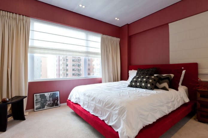 rotes Doppelbett im Innenraum
