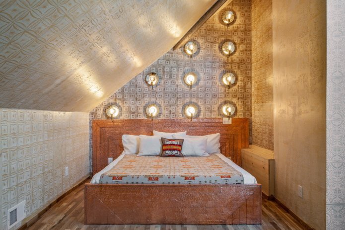 braunes Doppelbett im Innenraum