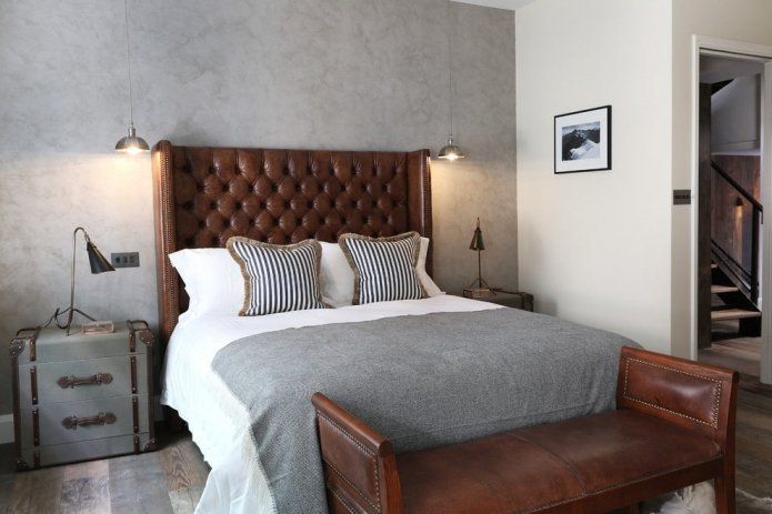 Doppelbett aus Leder im Innenraum