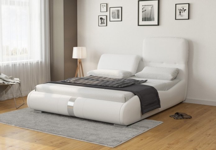Doppelbett mit Kopfstützen im Innenraum