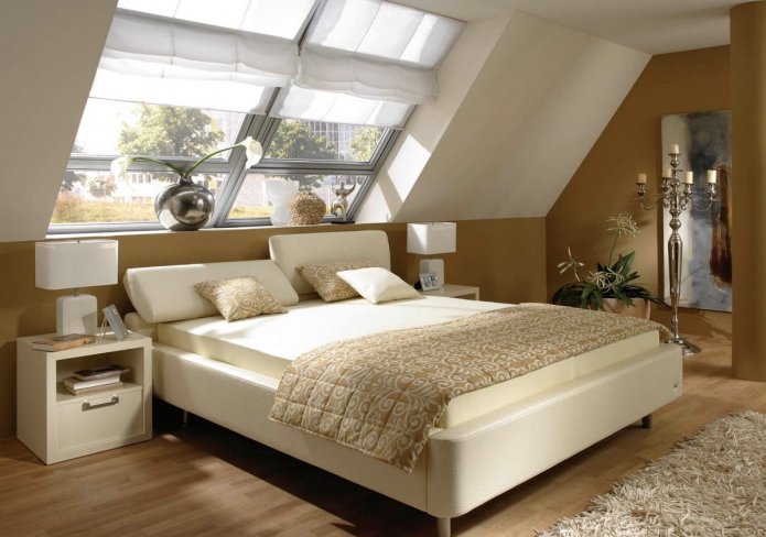 Doppelbett mit Kopfstützen im Innenraum