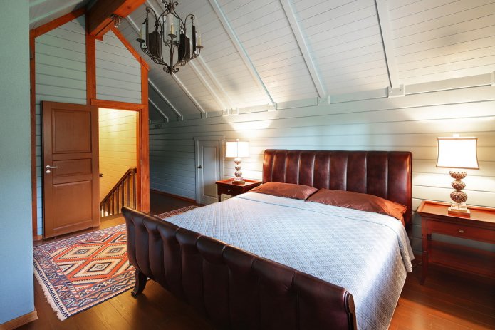 Doppelbett aus Leder im Innenraum