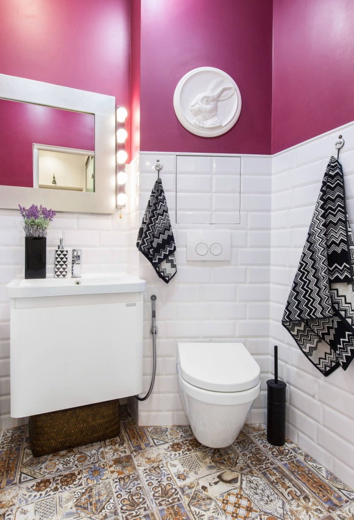 Schräge Toilette