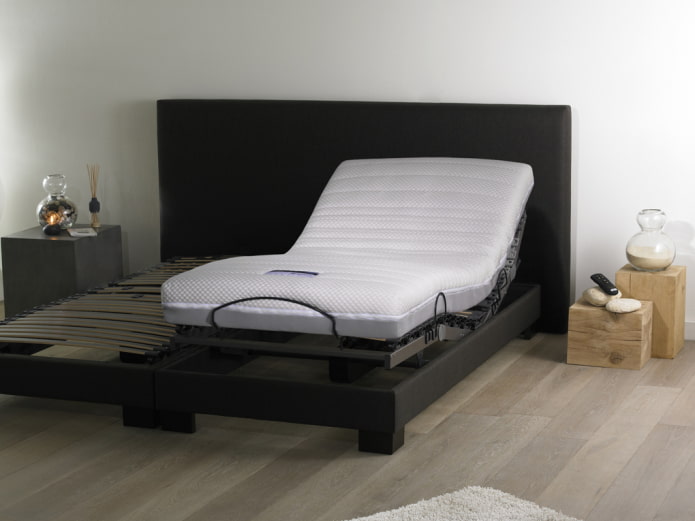 Bett mit anatomischem Lattenrost