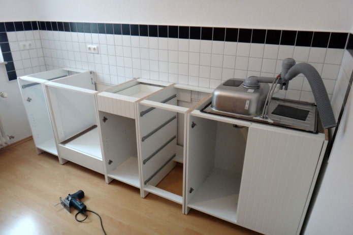 Küchenschränke montieren