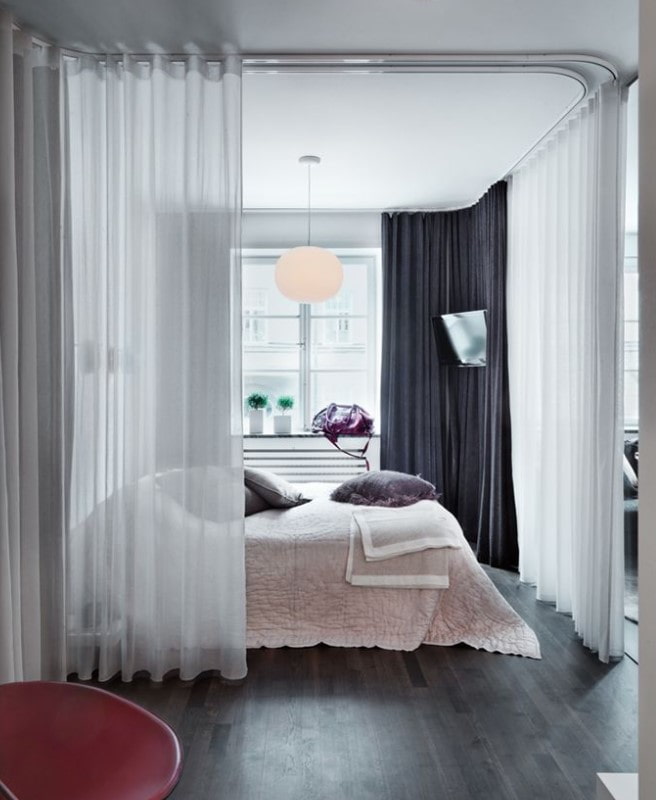 Schlafzimmer in einer Zweizimmerwohnung im europäischen Stil