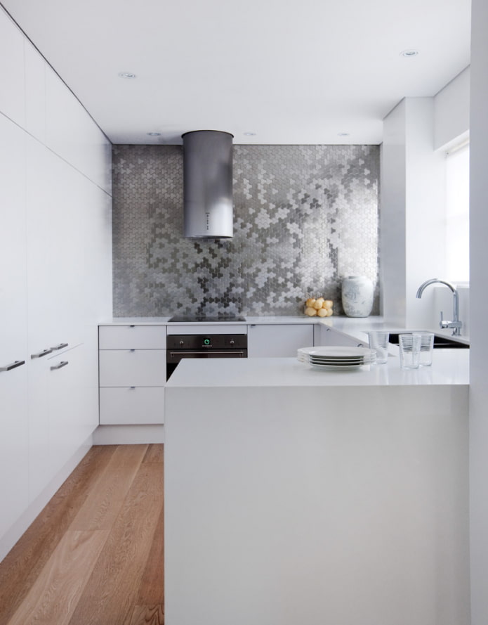 Metallmosaik auf der Schürze