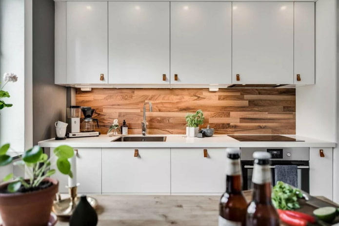 Holz in der Dekoration der Küchenschürze