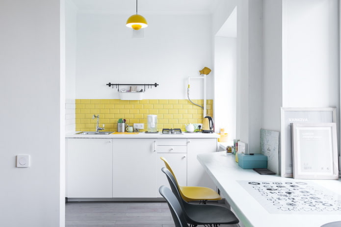 Schürzengröße im Kücheninterieur