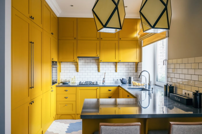 Farbe der Schürze im Kücheninterieur