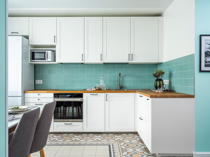 Farbe der Schürze im Kücheninterieur