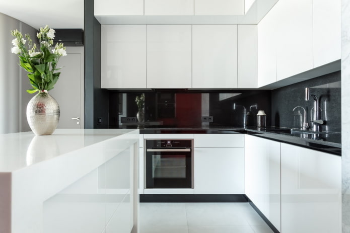 Farbe der Schürze im Kücheninterieur