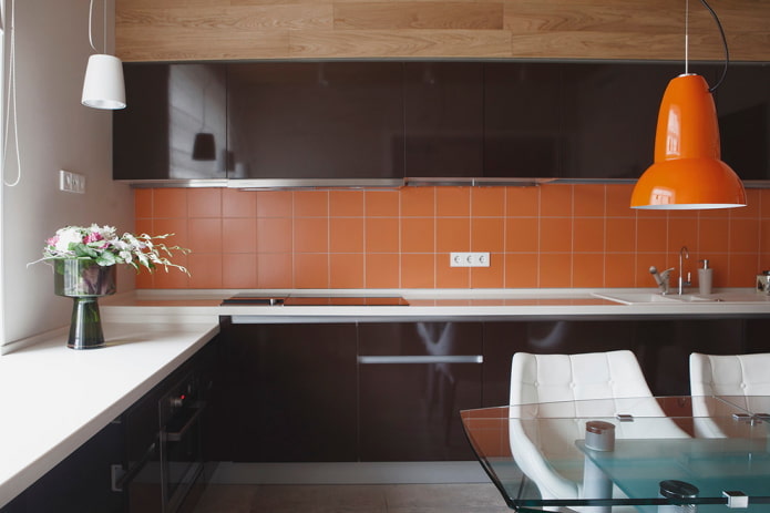 Farbe der Schürze im Kücheninterieur