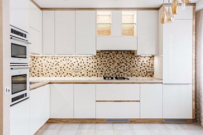 Farbe der Schürze im Kücheninterieur