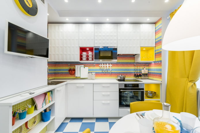 Farbe der Schürze im Kücheninterieur