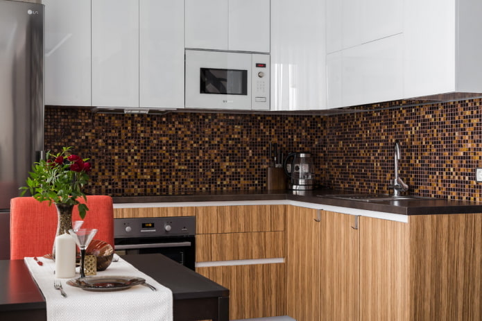 Größe der Schürze im Kücheninterieur