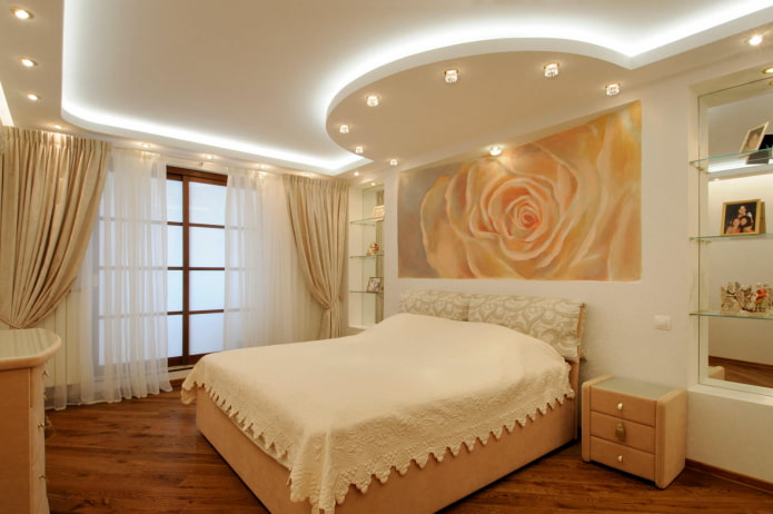 Gemusterte Deckenstruktur im Schlafzimmer
