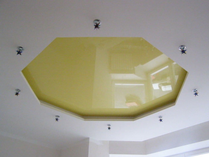 Gemusterte Deckenstruktur in Form eines Polygons