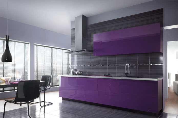 Küchendesign in Schwarz- und Lilatönen