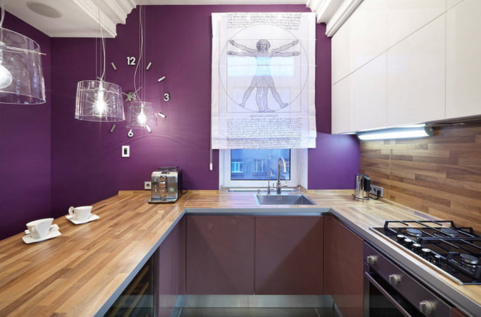 Vorhänge im Kücheninterieur in Lilatönen
